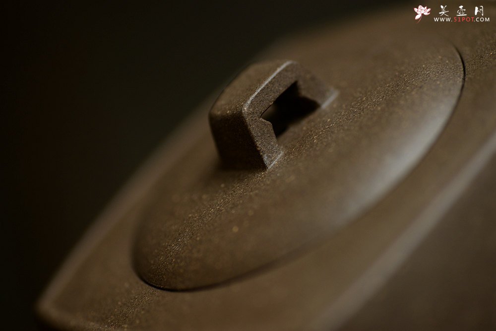 紫砂壶图片：方圆之精妙 优质青灰泥 挺拔刚正 全手精工砂四方  - 宜兴紫砂壶网