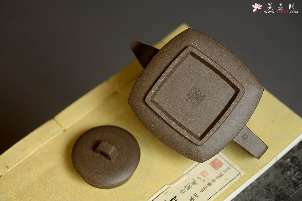 紫砂壶图片：方圆之精妙 优质青灰泥 挺拔刚正 全手精工砂四方  - 宜兴紫砂壶网