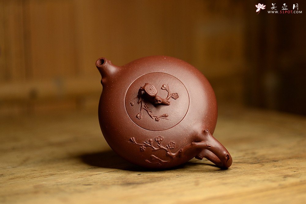 紫砂壶图片：单志萍新作 梅枝遒劲 凌梅 雅而不俗 - 宜兴紫砂壶网