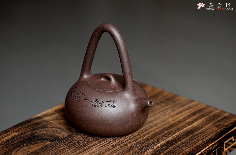 紫砂壶图片：淞庐出品 文气十足 半陶提梁 - 宜兴紫砂壶网