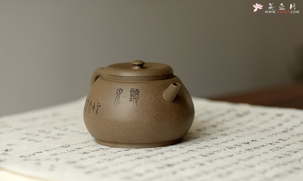 紫砂壶图片：万阗阗力作国助和石精刻 全手龙蛋 飘逸俊秀 文气十足 - 宜兴紫砂壶网