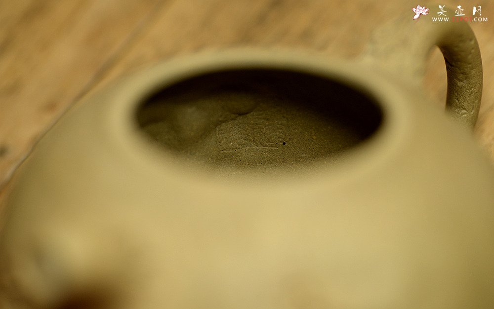 紫砂壶图片：肌理丰富 拙味~ 全手薄胎龚春 ~沧桑质感 - 宜兴紫砂壶网