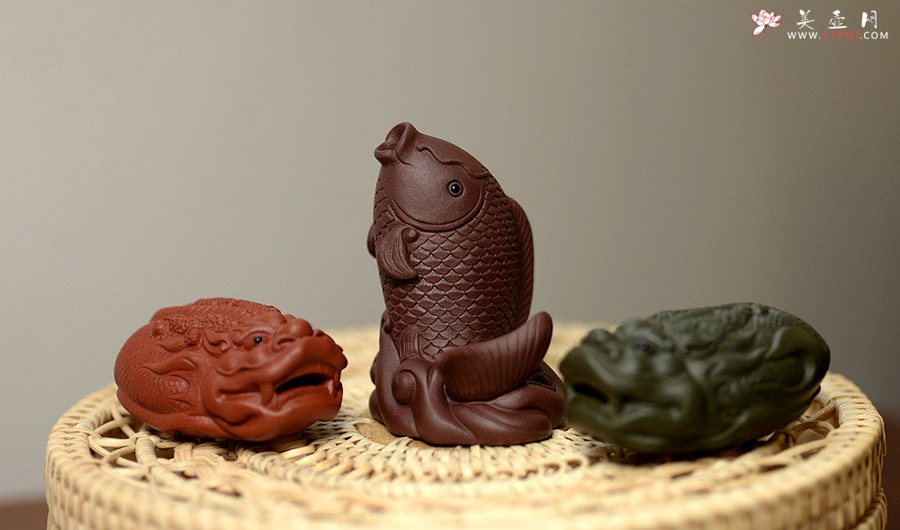 紫砂壶图片：紫砂摆件 做工精致 栩栩如生 鲤鱼~金蟾 - 宜兴紫砂壶网