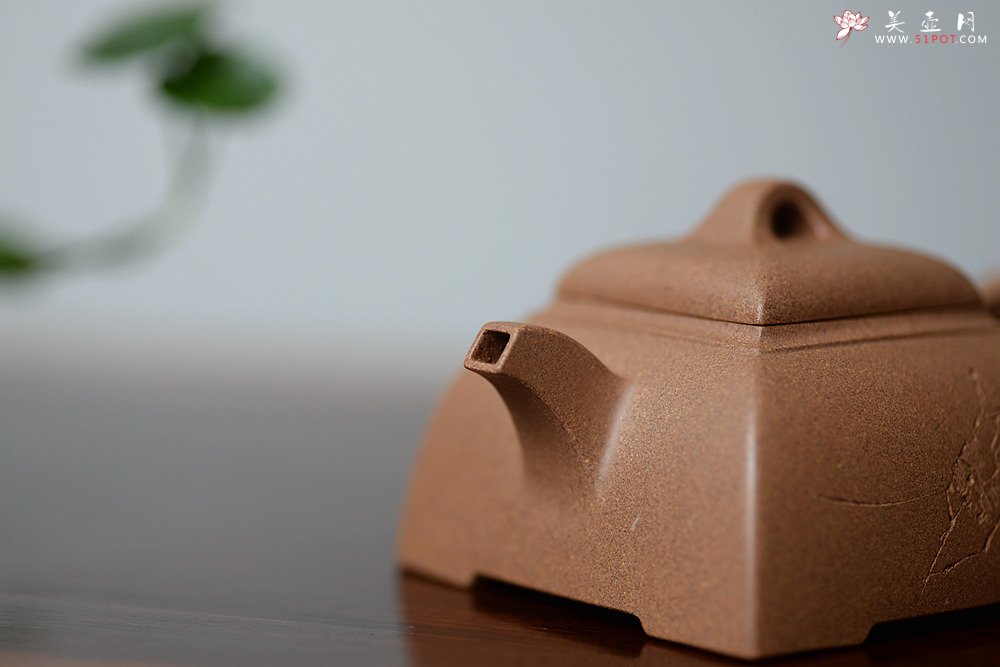 紫砂壶图片：何卫枫全手新作 陆轶舟文气装饰 雅筑小四方 原矿七彩段泥 - 宜兴紫砂壶网