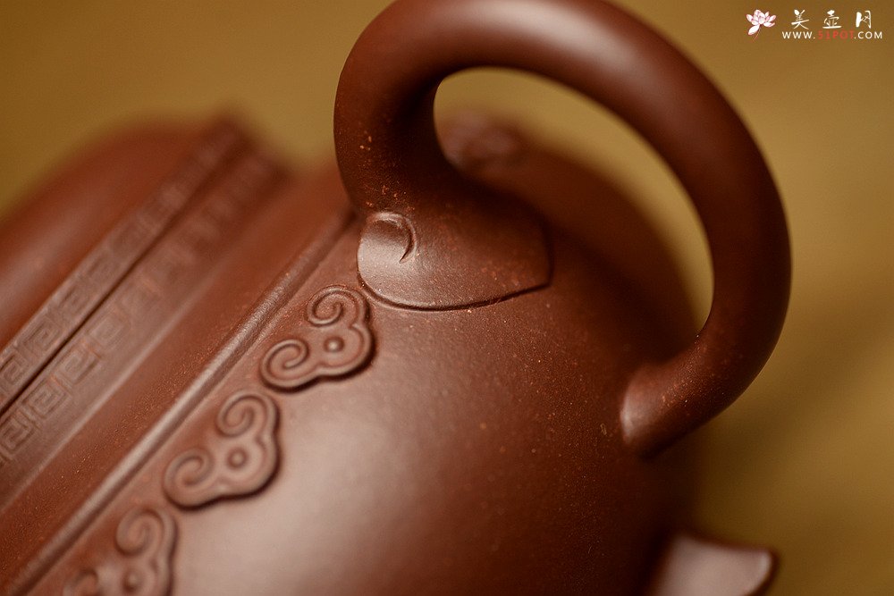 紫砂壶图片：雄浑凝练 精神气韵 扛鼎之作 全手大云肩如意 - 宜兴紫砂壶网