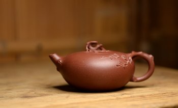 紫砂壶图片：单志萍新作 梅枝遒劲 凌梅 雅而不俗 - 宜兴紫砂壶网