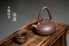 紫砂壶图片：淞庐出品 文气十足 半陶提梁 - 宜兴紫砂壶网
