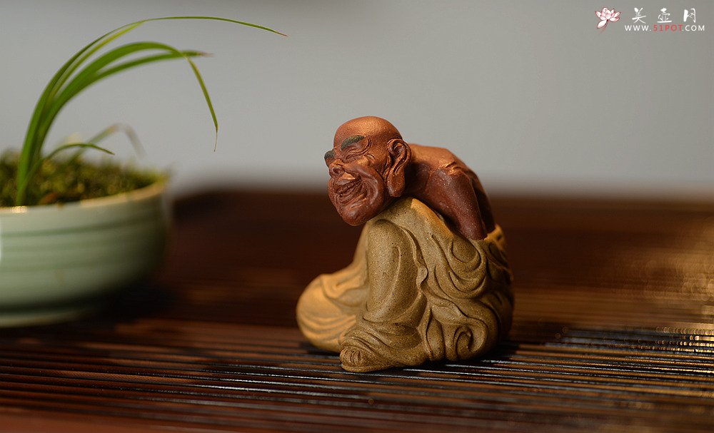 紫砂壶图片：知足常乐 笑口常开 全手雕塑 栩栩如生 喜庆罗汉 - 宜兴紫砂壶网