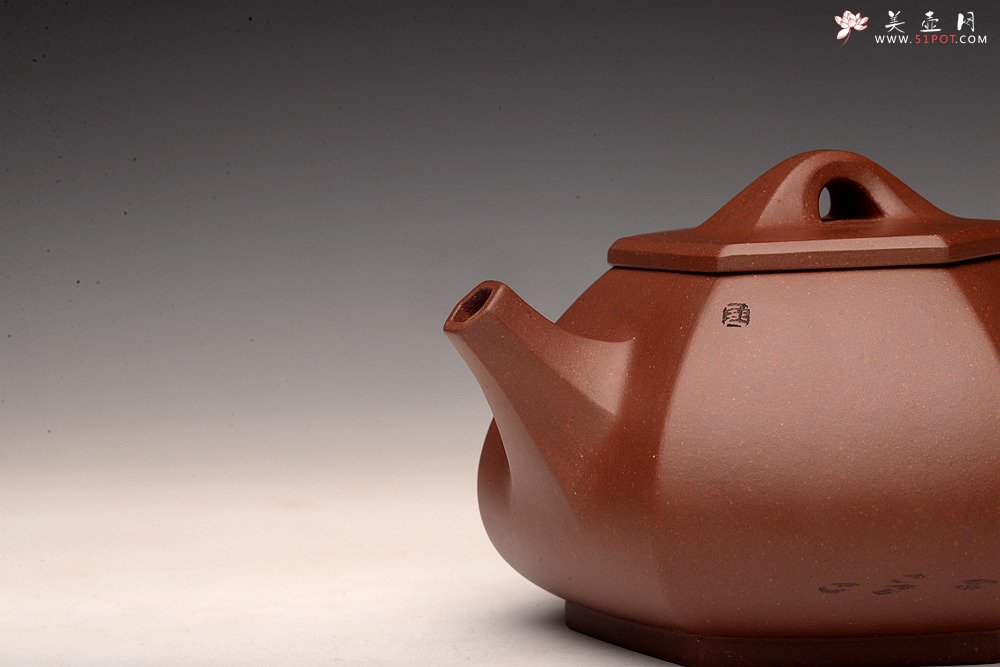 紫砂壶图片：何卫枫全手作品 陆轶舟文气装饰 别具一格 全手六方石瓢 挺拔有力 - 宜兴紫砂壶网