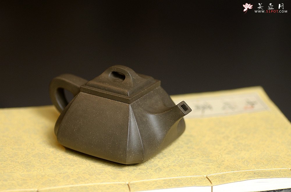 紫砂壶图片：线条刚正挺拔 全手四方抽角 做工精致 - 宜兴紫砂壶网