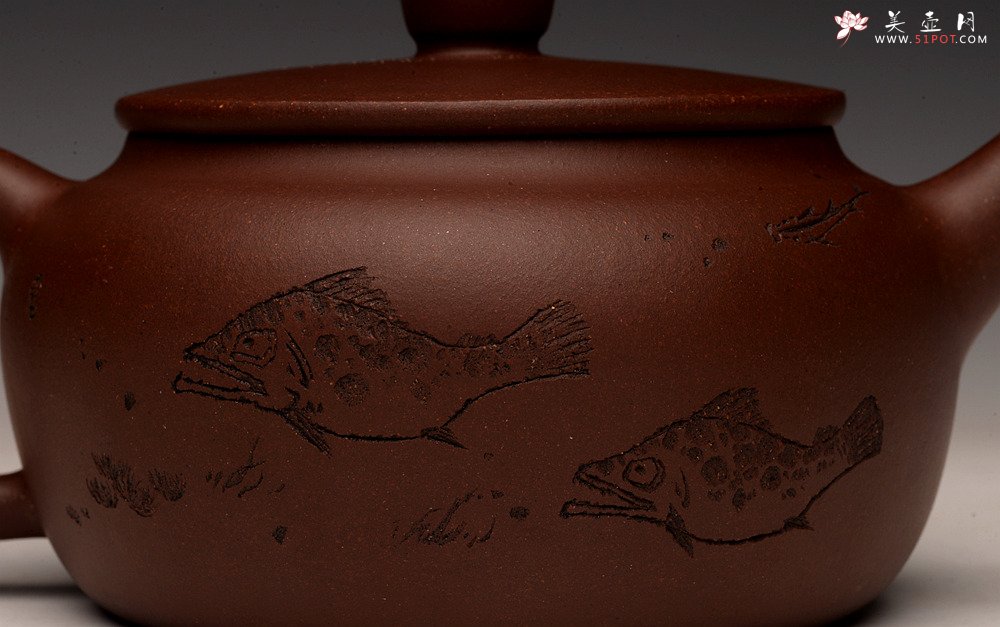 紫砂壶图片：张听钢装饰 刻绘老辣 全手桑扁 器型端正 耐品实用 - 宜兴紫砂壶网