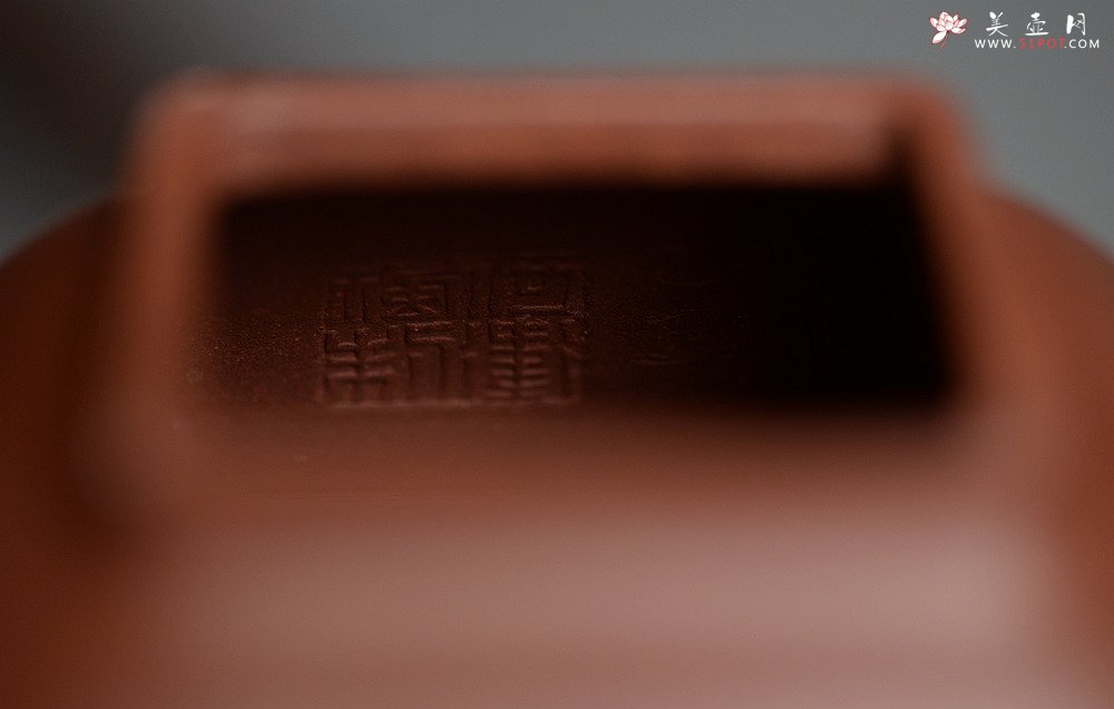 紫砂壶图片：何卫枫全手新作 强强联合 国工师陈宏林装饰 全手经典孤菱 - 宜兴紫砂壶网