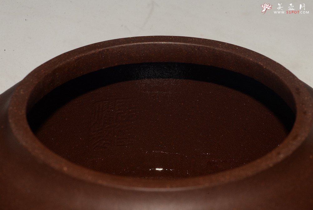 紫砂壶图片：张听钢装饰 刻绘老辣 全手桑扁 器型端正 耐品实用 - 宜兴紫砂壶网