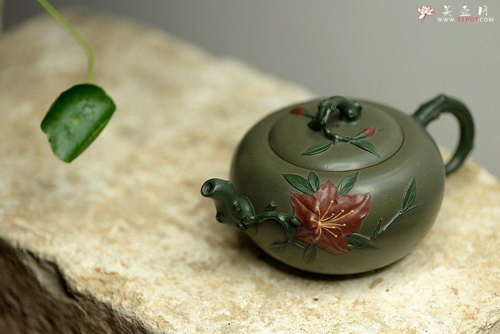 紫砂壶图片：原创作品 孙伟强张新亚合作 映山红 别有风韵~贴叶精湛 - 宜兴紫砂壶网