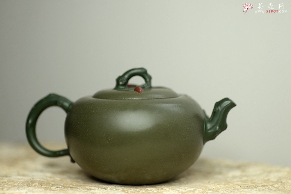 紫砂壶图片：原创作品 孙伟强张新亚合作 映山红 别有风韵~贴叶精湛 - 宜兴紫砂壶网