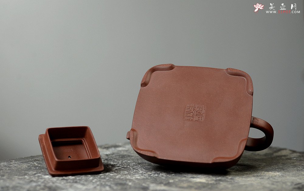 紫砂壶图片：何卫枫全手新作 强强联合 国工师陈宏林装饰 全手经典孤菱 - 宜兴紫砂壶网