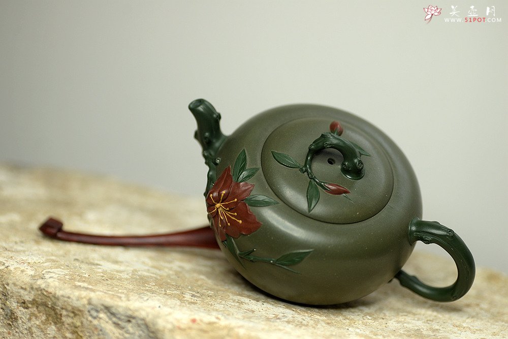 紫砂壶图片：原创作品 孙伟强张新亚合作 映山红 别有风韵~贴叶精湛 - 宜兴紫砂壶网