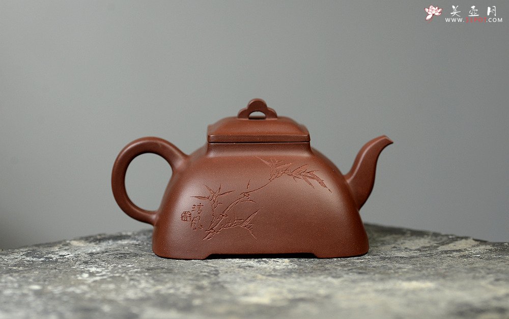 紫砂壶图片：何卫枫全手新作 强强联合 国工师陈宏林装饰 全手经典孤菱 - 宜兴紫砂壶网
