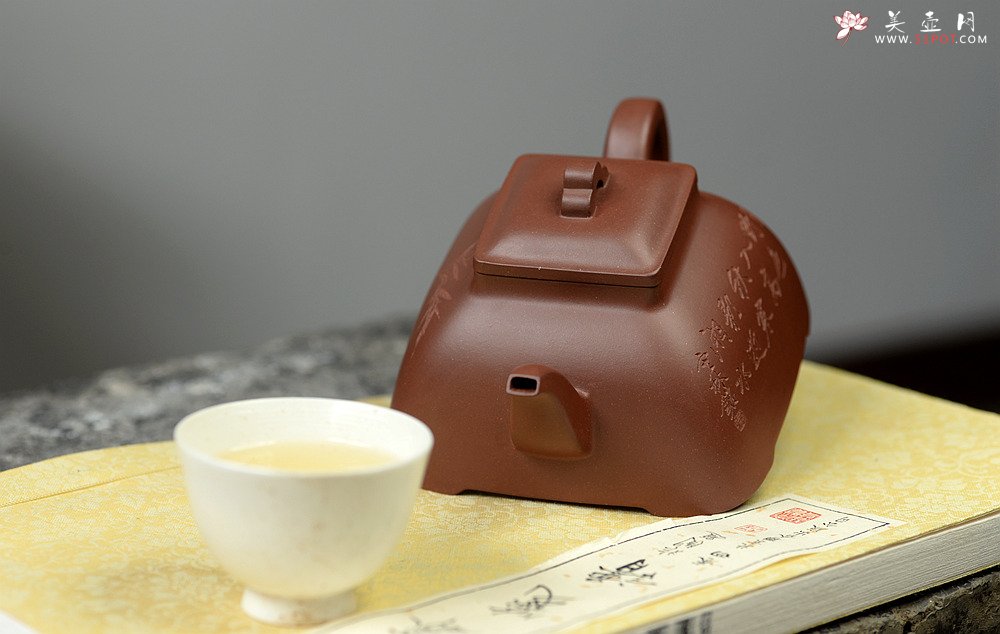 紫砂壶图片：何卫枫全手新作 强强联合 国工师陈宏林装饰 全手经典孤菱 - 宜兴紫砂壶网