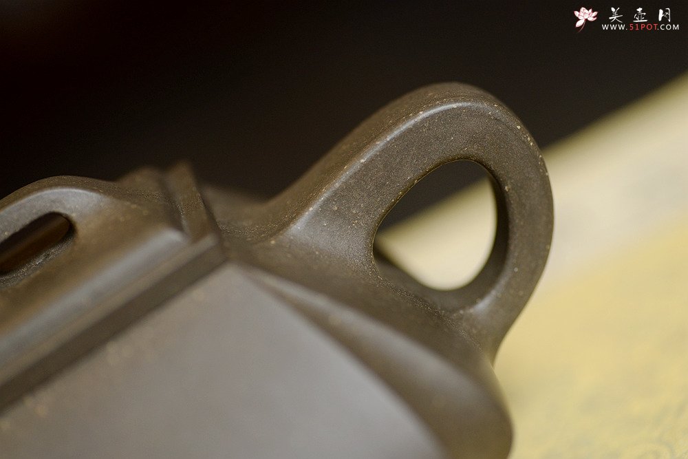 紫砂壶图片：线条刚正挺拔 全手四方抽角 做工精致 - 宜兴紫砂壶网