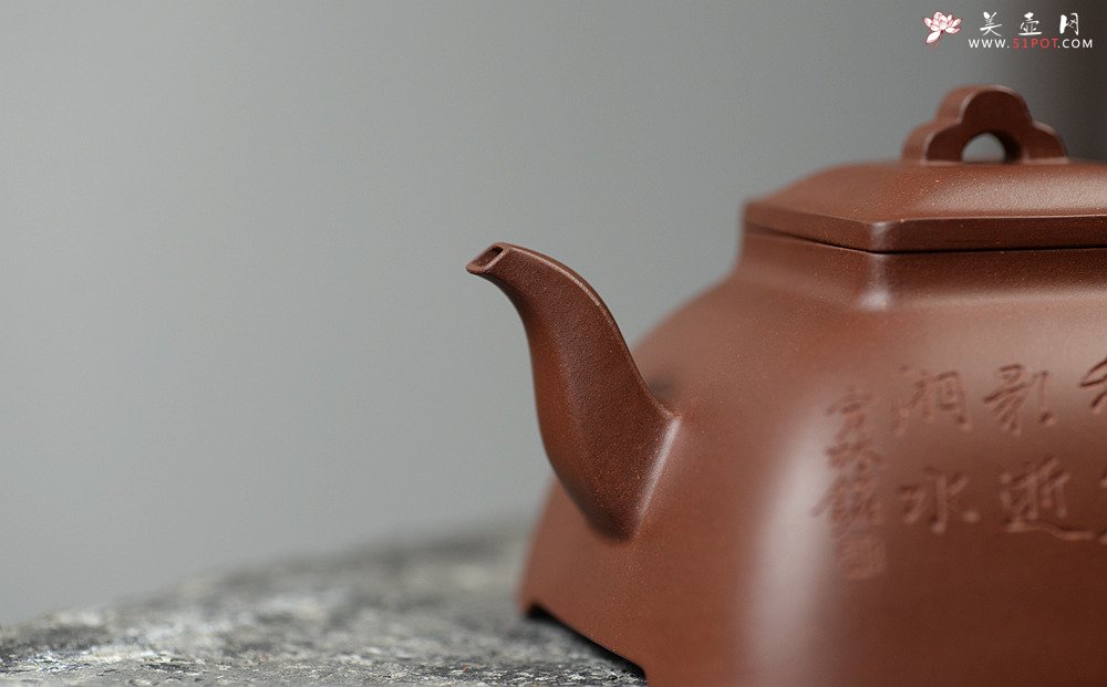 紫砂壶图片：何卫枫全手新作 强强联合 国工师陈宏林装饰 全手经典孤菱 - 宜兴紫砂壶网