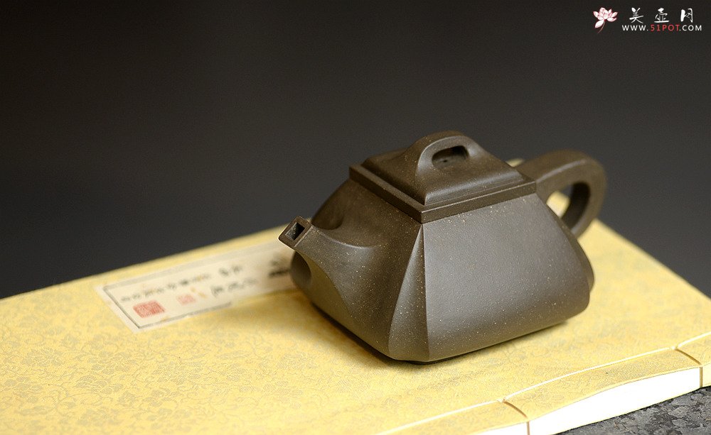 紫砂壶图片：线条刚正挺拔 全手四方抽角 做工精致 - 宜兴紫砂壶网