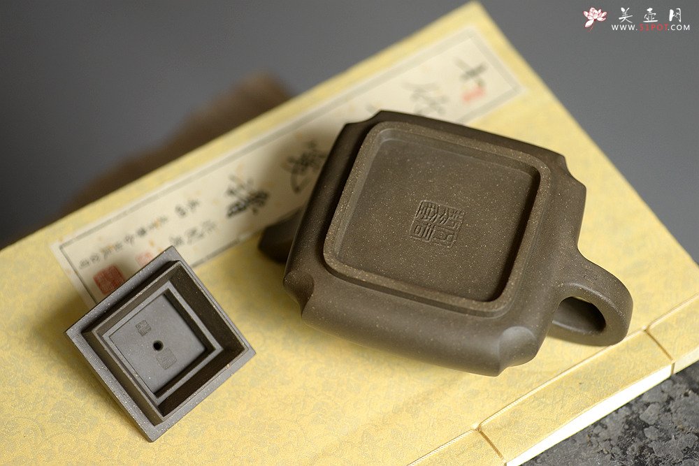 紫砂壶图片：线条刚正挺拔 全手四方抽角 做工精致 - 宜兴紫砂壶网