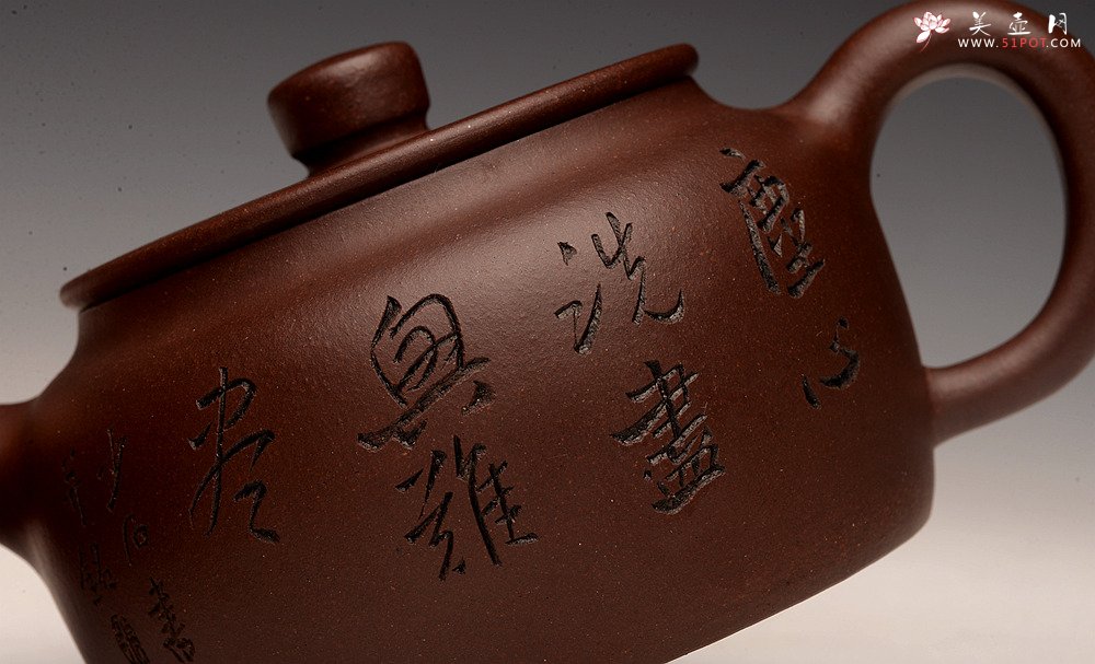 紫砂壶图片：张听钢装饰 刻绘老辣 全手桑扁 器型端正 耐品实用 - 宜兴紫砂壶网