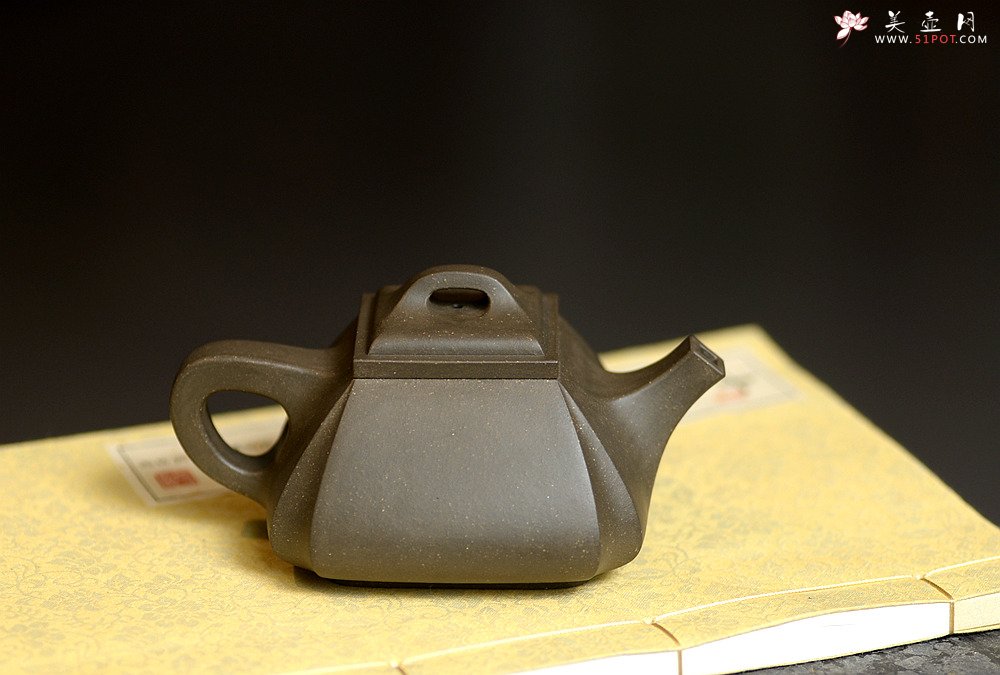 紫砂壶图片：线条刚正挺拔 全手四方抽角 做工精致 - 宜兴紫砂壶网