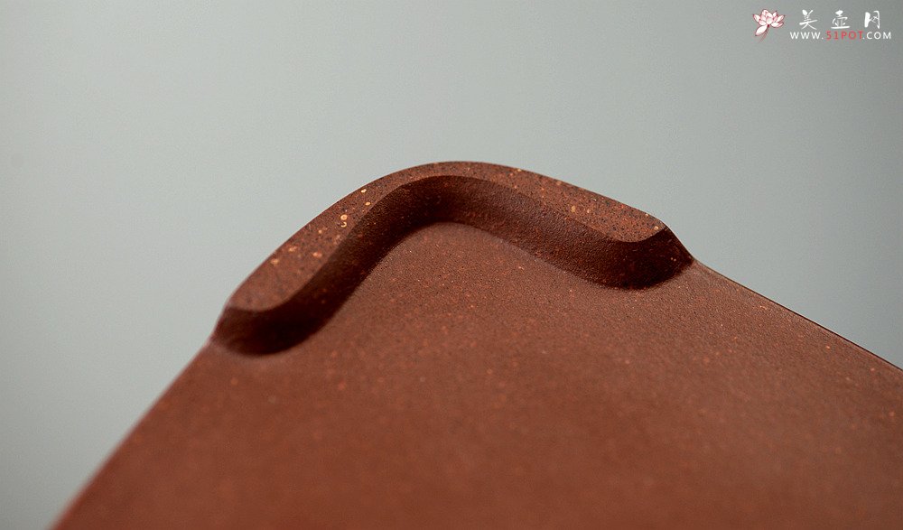 紫砂壶图片：何卫枫全手新作 强强联合 国工师陈宏林装饰 全手经典孤菱 - 宜兴紫砂壶网