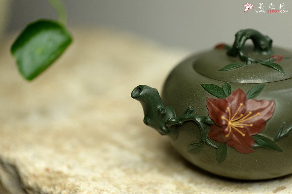 紫砂壶图片：原创作品 孙伟强张新亚合作 映山红 别有风韵~贴叶精湛 - 宜兴紫砂壶网