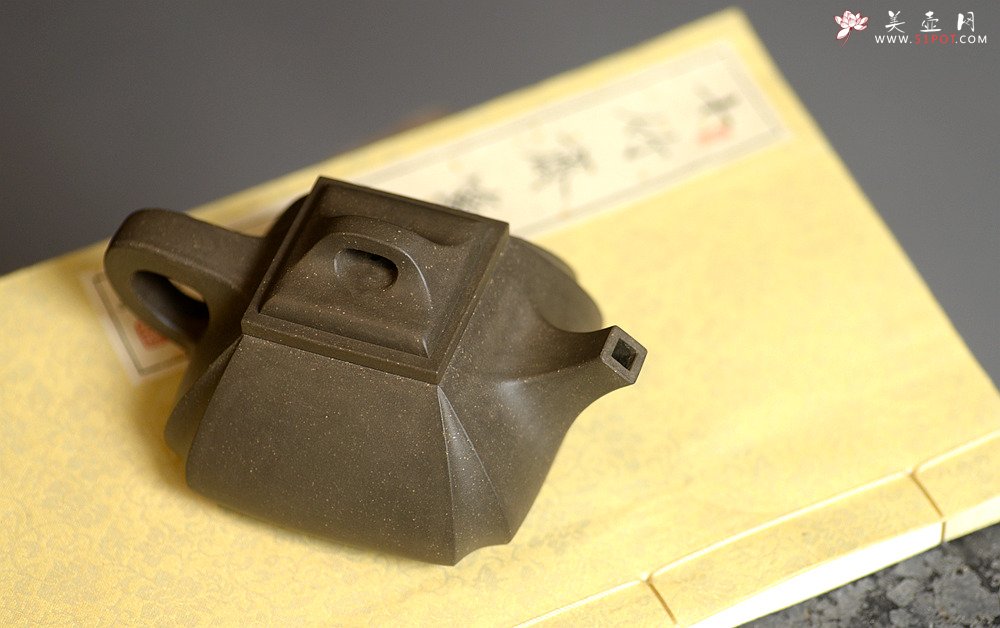 紫砂壶图片：线条刚正挺拔 全手四方抽角 做工精致 - 宜兴紫砂壶网