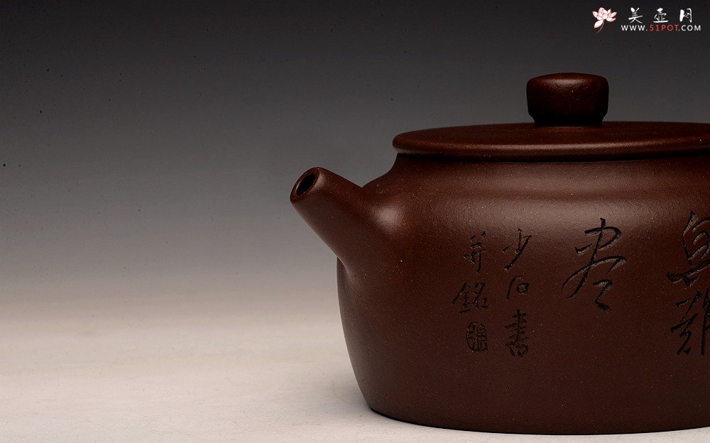 紫砂壶图片：张听钢装饰 刻绘老辣 全手桑扁 器型端正 耐品实用 - 宜兴紫砂壶网