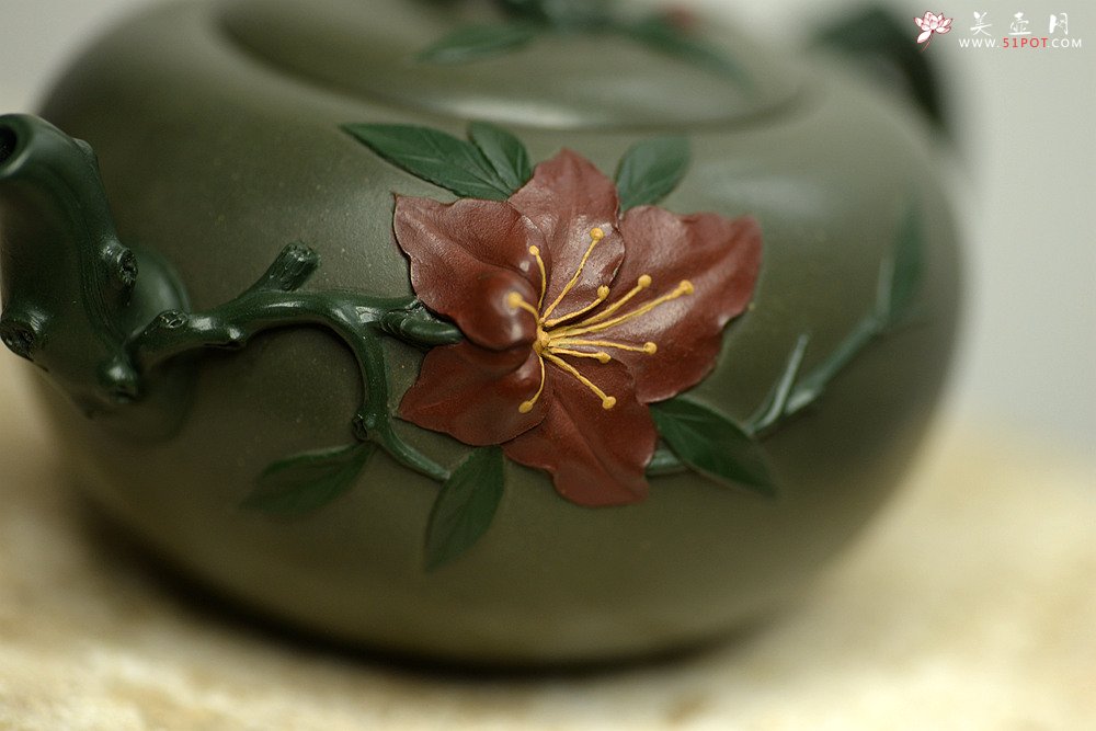 紫砂壶图片：原创作品 孙伟强张新亚合作 映山红 别有风韵~贴叶精湛 - 宜兴紫砂壶网