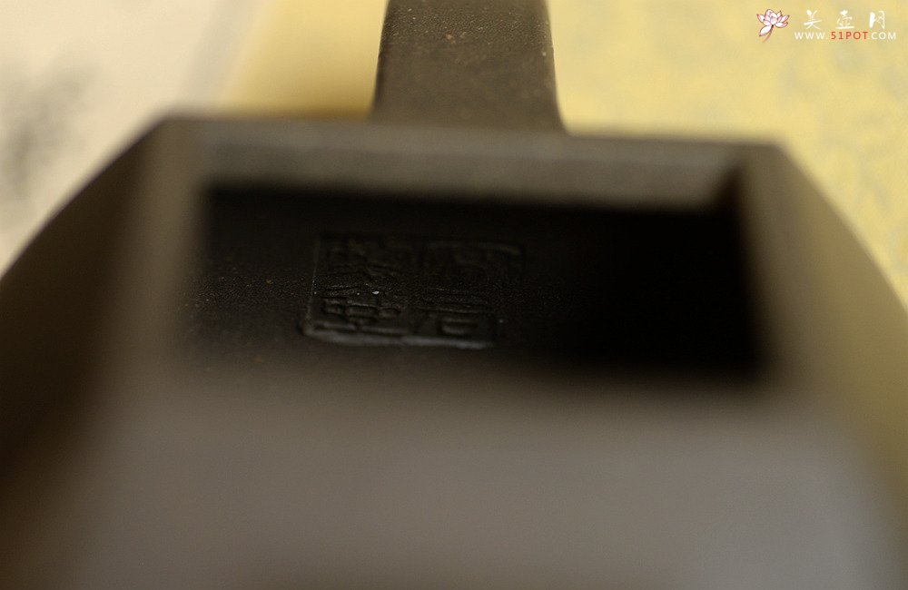 紫砂壶图片：线条刚正挺拔 全手四方抽角 做工精致 - 宜兴紫砂壶网