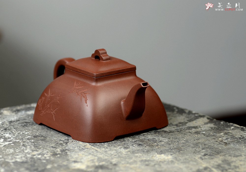 紫砂壶图片：何卫枫全手新作 强强联合 国工师陈宏林装饰 全手经典孤菱 - 宜兴紫砂壶网