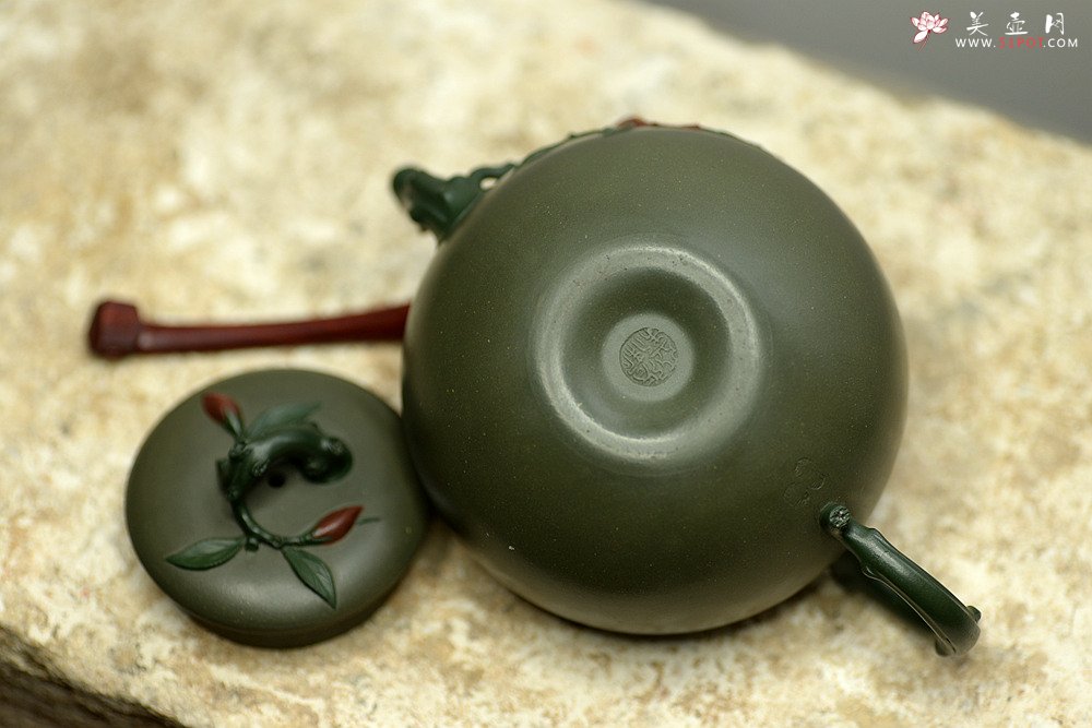 紫砂壶图片：原创作品 孙伟强张新亚合作 映山红 别有风韵~贴叶精湛 - 宜兴紫砂壶网