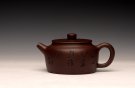 紫砂壶图片：张听钢装饰 刻绘老辣 全手桑扁 器型端正 耐品实用 - 宜兴紫砂壶网