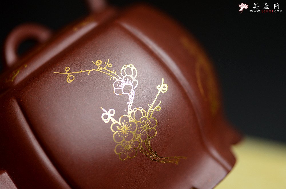 紫砂壶图片：潘小东全手新作 稳重大气 线条优美 宫灯提梁 描金装饰 - 宜兴紫砂壶网