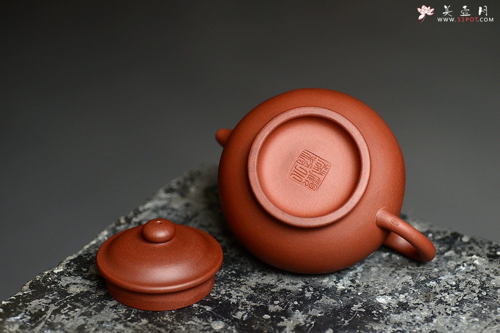 紫砂壶图片：油润老清水 顾小英新作 光素经典器形 全手掇只 挺拔厚重 - 宜兴紫砂壶网