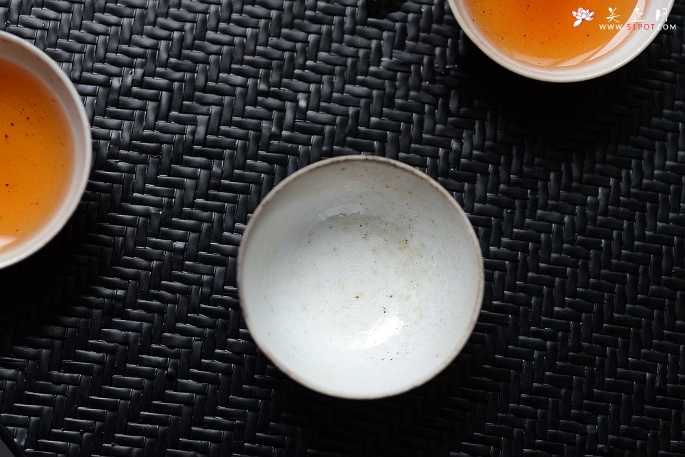 紫砂壶图片：定制精品 景德镇手工杯 柴烧自然落灰釉 每个不一样随机发货 - 宜兴紫砂壶网