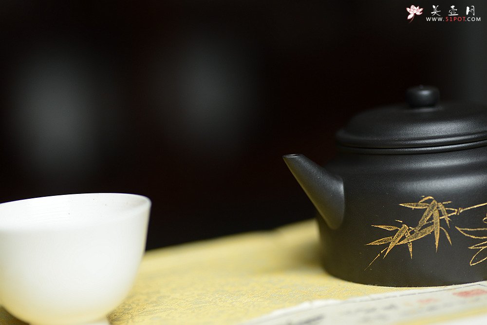 紫砂壶图片：瞿斌新品 秀气德中 油润黑料 重新演绎经典 - 宜兴紫砂壶网