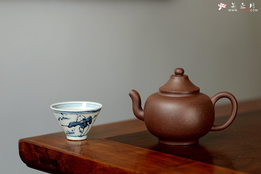 紫砂壶图片：淞庐作品 高雅简洁 线条流畅 全手笠帽  - 宜兴紫砂壶网