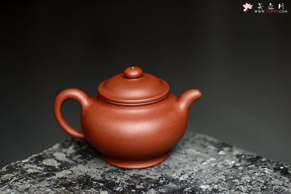 紫砂壶图片：油润老清水 顾小英新作 光素经典器形 全手掇只 挺拔厚重 - 宜兴紫砂壶网