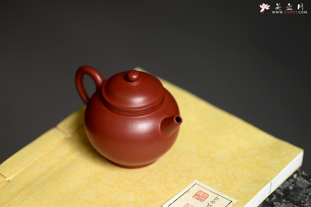 紫砂壶图片：夏日杀茶利器 红袍朱泥 全手小巨轮珠 型制可人 炮管直流 - 宜兴紫砂壶网