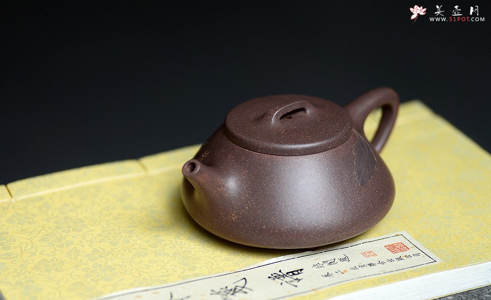 紫砂壶图片：周斌全手力作 知秋精炼刀法 蕉阴浓处烹新茶 全手大口石瓢 高温老紫泥 - 宜兴紫砂壶网