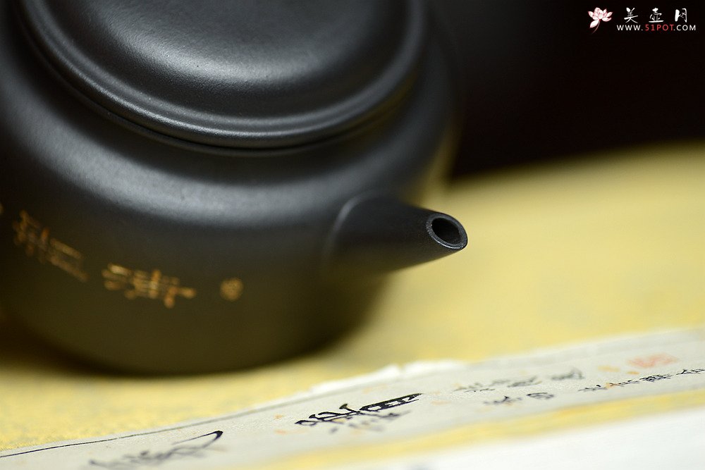 紫砂壶图片：瞿斌新品 秀气德中 油润黑料 重新演绎经典 - 宜兴紫砂壶网