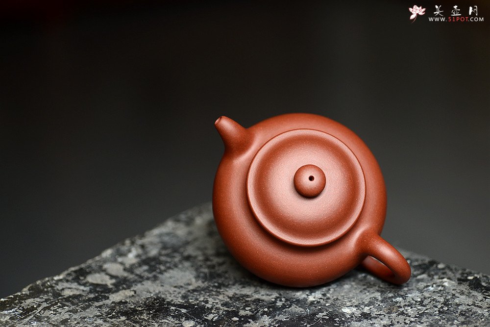 紫砂壶图片：油润老清水 顾小英新作 光素经典器形 全手掇只 挺拔厚重 - 宜兴紫砂壶网