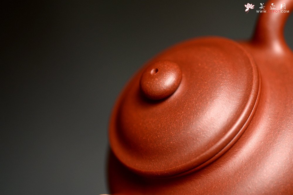 紫砂壶图片：油润老清水 顾小英新作 光素经典器形 全手掇只 挺拔厚重 - 宜兴紫砂壶网