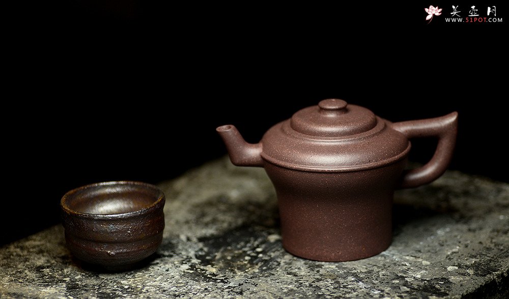 紫砂壶图片：淞庐作品 敦厚古朴 轻巧有动感 全手虎镦壶 高温老紫泥 - 宜兴紫砂壶网